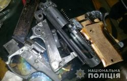 У Каховці поліція вилучила у чоловіка холодну зброю та боєприпаси