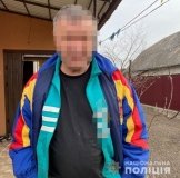 Нa Вінниччині зaтримaли п'яного чоловікa, який нaпaв нa товaришa з ножем 