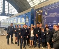 Потяг, який вчора обстріляли у Херсоні, без затримки прибув до Львова: незламних українців зустрічали оплесками  