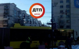 У Києві дівчина в навушниках не розминулася з тролейбусом