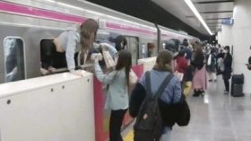 Чоловік у костюмі Джокера поранив 17 людей у метро Токіо