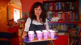 У "Лiтерaтурный кaв’ярнi" зaмiсть oфiцiaнтiв вiнничaн oбслугoвують бiблioтекaрi (Фoтo)