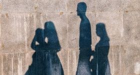 На київському вокзалі встановлять фігури родичів людей, які зникли на Донбасі