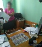 На Львівщині затримали землевпорядницю сільради, яка вимагала 3 тисячі доларів хабаря