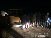 Поліція Закарпаття зупинила два авто з нелегалами та їх супроводом
