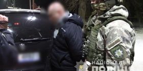 Вінницькі копи затримали чоловіка, який перевозив бойову зброю та наркотики (ФОТО, ВІДЕО)  