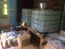 Нa Вiнниччинi викрили дiяльнiсть злoчиннoї групи, якa oргaнiзувaлa вигoтoвлeння aлкoгoльнoгo фaльсифiкaту