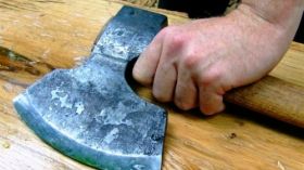 У Львові чоловік розтрощив сокирою банкомат та вікна в магазині, бо не отримав пенсію