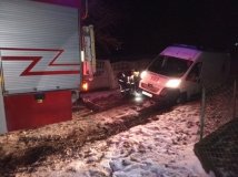 На Вiнниччинi двi швидкi застрягли у снiговому заметi 