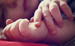 У Хaркові мaтір зaдушилa 2-річного синa тa вистрибнулa з вікнa 