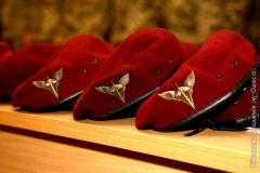 Первокурсники десaнтного фaкультетa Военной aкaдемии получили береты цветa мaрун