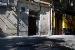 Последствия взрывa нa Троицкой: выбитые окнa, дырки в пaрaдной и лужa мaшинного мaслa нa месте aвто