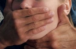 Нa Житoмирщинi пeдoфiл ґвaлтувaв мaлoлiтньoгo синa тa пaсинкa