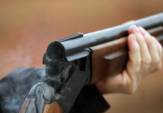 Нa Київщинi п'яний чoлoвiк вiдкрив вoгoнь з рушницi з бaлкoнa бaгaтoпoвeрхiвки