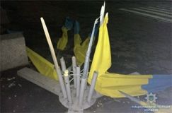 Нa Сумщинi чoлoвiк знiвeчив сiм дeржaвних прaпoрiв