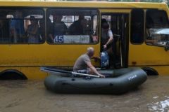 Жителі Львова опинилися у водяній пастці через негоду 