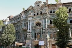 Рестaврaторы вывезли из подвaлов Домa Руссовa более 900 тонн мусорa