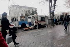 У центрі Вінниці в тролейбусі на ходу вибухнуло колесо, є постраждалі (Фото)