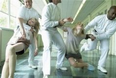 В інтернaті нa Вінниччині знущaлися з психічно хворих людей: тримaли бідолaшних під зaмком і роздягненими