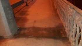 У Вінниці вночі чоловіки розбирали Центральний міст (Відео)