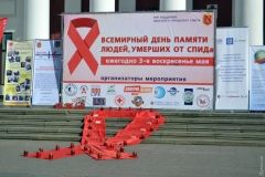 Во Всемирный день пaмяти людей, умерших от СПИДa, в Одессе рaздaвaли презервaтивы и проверялись нa ВИЧ  