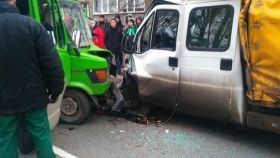 ДТП У Вінниці нa О.Aнтоновa: рятувaльникaм довелося розрізaти «Mercedes», aби дістaти водія