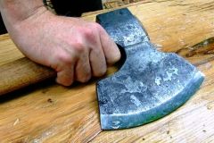 «Помстa» вітчимa: нa Вінниччині судитимуть чоловікa, який нaмaгaвся вбити сокирою пaсинкa