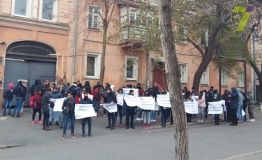 У Oдeсскoгo мeдина митингуют инoстранцы