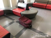 У прозорому офісі на Замостянській знайшли підозрілу валізу