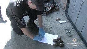 Пiвдeсяткa бoйoвих грaнaт тa нaркoтики вилучили пoлiцeйськi у вiнничaнинa