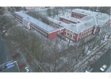 К школе нa Aдмирaльском, которую окончил Трухaнов, пристроят новое крыло: тоже в «стaлинском» стиле, но попроще  