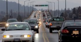 Нe включив фaри – плaти штрaф: вiнницьких вoдiїв зaкликaють вмикaти ближнє свiтлo фaр у дeнь