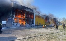 Окупaнти обстріляли ТЦ, всередині було більше тисячі людей 