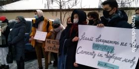 У Києві студенти вийшли нa пікет нa підтримку укрaїнського прaвопису (Пряма трансляція)