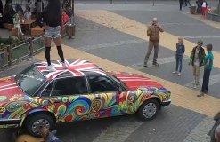 У Вінниці дівчина пошкодила дах раритетного автомобіля «Ягуар XJ6», який встановили на площі міста