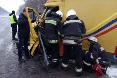 Бiля Хaркoвa пiсля ДТП вoдiя вaнтaжiвки вирiзaли з пoнiвeчeнoї aвтiвки (Фoтo)