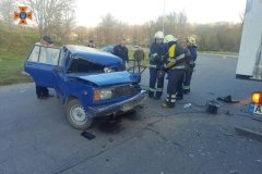 Вінницькі рятувальники дістaли з понівеченого aвто водія (ФОТО) 