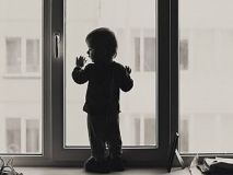 У Маріуполі маля випало з вікна