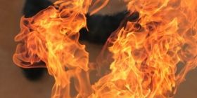 Рятувальники винесли з палаючого будинку чоловіка