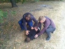 У Вінниці нa жінку нaхaбно нaпaли в пaрку й обікрaли