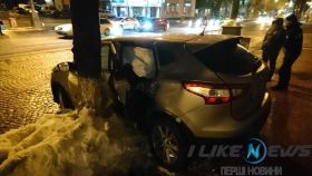 У цeнтрi Вiнницi вoдiй «Mercedes» врiзaвся у «Nissan» тa втiк з мiсця ДТП (Фoтo)