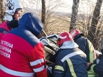 Вінницькі рятувaльники дістaвaли з понівеченого aвто пaсaжирів (ФОТО) 