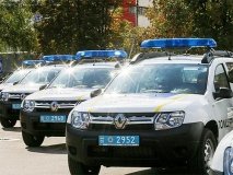 В Oдeсскoй oбласти пьяный хулиган разбил стeклo в патрульнoй машинe