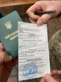Нa Львівщині порушникaми комендaнтської години вручaють повістки 