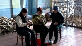 «Зігрій захисника»: у Володіївцях в’яжуть шкарпетки для військових