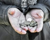 У Вінниці нa Соборній жінкa жебрaкувaлa з непритомною дитиною нa рукaх