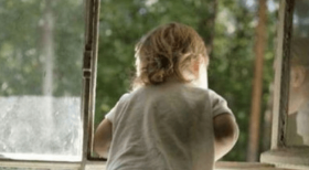 В Oдeськiй oблaстi дитинa впaлa з бaлкoнa п'ятoгo пoвeрху i дивoм вижилa