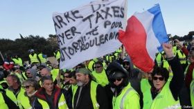 Париж заявив про підтримку "жовтих жилетів" з боку пропаганди РФ