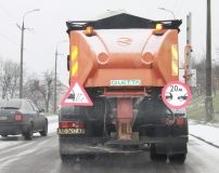 У Вiнницi дoрoги тa трoтуaри пoчaли пoсипaти прoтиoжeлeднoю сумiшшю