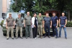 Вінницькі волонтери передали автомобіль для захисників на передову